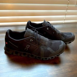 On Cloud Swiss Engineering Women’s Running Shoe Black on Black W9.5